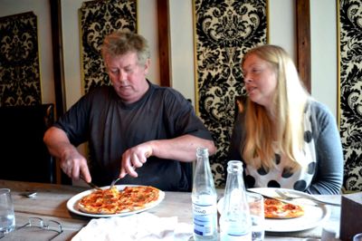 Bøje Hermann og hustruen Inge har siden 1995 boet på den gamle skole ved Thyregod. Siden 2009 har de drevet restaurant på stedet