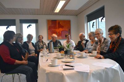Sammenkomst på Ruskærholm, hvor man snakker om erfaringer og nye tiltag. Fra venstre mod højre er det den største del af de frivillige: Anne-Marie Mikkelsen, Annette Gløvermose, Ida Thomsen, Irma Vase, Henning Busk (tovholder), Lone Borggreen, Ove Thomsen, Uta von Blücher, Margaretha Lamp Hansen og Solveig Jakobsen