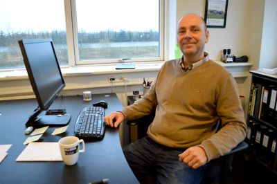 - Jeg føler mig privilegeret i mit arbejde, hvor jeg både har med praksis og teori at gøre, siger Carsten Jeppesen, 50 års-fødselar og direktør hos håndværkerhuset iHouse Group A/S i Ikast (Foto: Ole Bitsch)