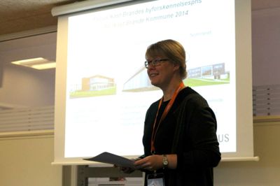 Planchef Karina Kisum Jensen gennemgik baggrunden for nomineringen af de 3 bygninger.