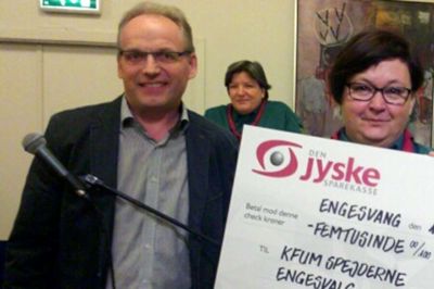 Privatkundechef Jørgen Bak Christensen fra Den Jyske Sparekasse overrækker i en check på de 5.000 kr. til Annette Kildelund Larsen og Ida Thorhauge. Pengene skal blandt andet gå som tilskud til en rejse til England næste sommer.