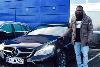 FCMs Pione Sisto ved siden af sin nye Mercedes-Benz E Cabriolet (Foto: Ejner Hessel)