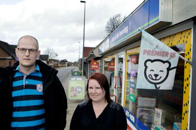 Købmandsparret i Isenvad, Claus Estrup og Gitte Pedersen, har nu også fået Posthus i butikken. (Foto: Flemming Hansen)