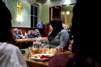 Både kristne og muslimer hyggede sig sammen om en julemiddag i Ikast Kirkecenter.