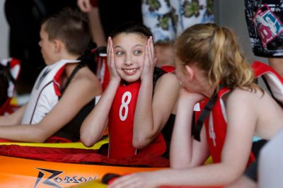 Der bliver mulighed for at lege og svømme sammen med skolen elever, når Midtjysk Efterskole slår dørene til svømmehallen op til fordel for Danmarks Indsamling 2015. ?pr-foto