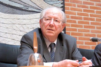 En ny bog fortæller historien om Thorkild Simonsen - manden der havde enorm indflydelse på udfaldet af kommunalreformen. Som opmand var det ham, der havde det sidste ord, når de nye kommunegrænser skulle tegnes. Billedet viser Thorkild Simonsen sat godt til rette i Ikast Kommunes borgmester-stol under debatten om, hvorvidt Herning og Ikast skulle giftes. ? Foto: Kim Kristensen