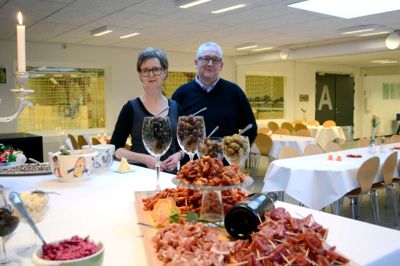 Janne Hou og Flemming Hansen har i et år stået i spidsen for Cafe Tæt på i Bording hallen. Forleden havde de inviteret til reception med stort rykind?foto:laila kempel