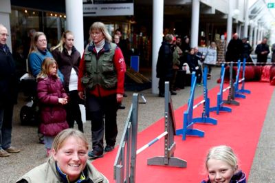 Lykke Hessel Østergaard Lange har efterhånden snart været med i DCH Ikast i 20 år. Helt så længe har hendes 12-årige datter Johanne ikke været med, men i 2013 blev hun klubmester - så mon ikke hun går en lys fremtid som hundefører i møde? ?Foto: Henrik Ole Jensen