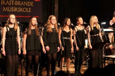 Sidste års X-Factorfinalist, Henriette Haubjerg Nielsen (t.h.) var blandt solisterne ved musikskolens nytårskoncerter i RemisenBrande fredag og lørdag. ?Foto:Brande-Bladet