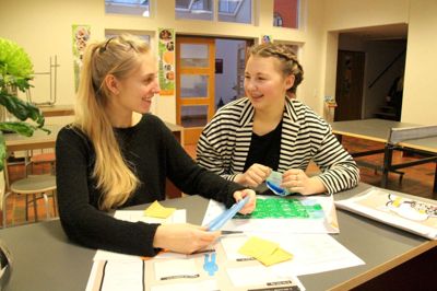 Cecilie og Emma i gang med det iskolde arbejde