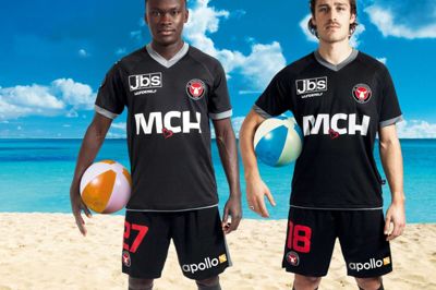 FCM-profilerne Pione Sisto og Erik Sviatchenko poserer i anledning af Apollo Rejsers nye sponsorat på spilleshortsene. ?fOTO: aPOLLO