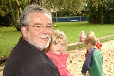 Bjarne Pedersen, som de fleste vil huske ham. I selskab med og engageret i børnenes vel og vel. Her fotograferet i Ungdomsgårdens baghave tilbage i 2009. ?Foto: Steen hebsgaard