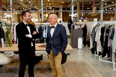 Nikolaj Hust er ved at forberede sig på, at han en dag overtager direktørsædet i Claire Group fra sin far, Anders Hust, der for 40 år siden grundlagde virksomheden. Mediehuset Ikast-Brande mødte dem på den netop afsluttede modemesse i København. ? Foto: Henrik Ole Jensen