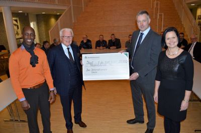 Andelskassen donerede 25.000 kroner til International School Ikast-Brande. Her ses head of school Ricardo Passo, ISIB's bestyrelsesformand Niels Laurits Thygsen samt Andelskassens repræsentanter, aktionærkredsformand Allan Kirk Jensen og filialdirektør Ann Kongensgaard. ?Foto: Ole Bitsch