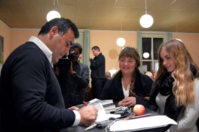Naser Khader fik solgt og signeret alle de bøger, han havde med. ?Foto: Steen Hebsgaard