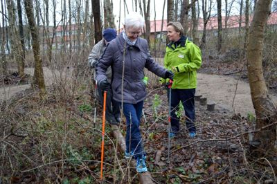 »Oplevelsesstien« i Frisenborgparken i Ikast bruges blandt andet til genoptræning af ældre borgere, der eksempelvis har været ramt af sygdom eller døjer med fysiske skavanker. Fysioterapeut Anita Monke (th.) står klar med gode råd.