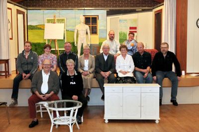 Her ses hele holdet. I baggrunden ses Jesper og Lene. Siddende på scenekanten ses f.v. Nikolaj, Annette, Kurt, Betty, Johan, Anne Kirstine, Bjarne og Per. Forrest ses instruktør Otto og sufflør Margit