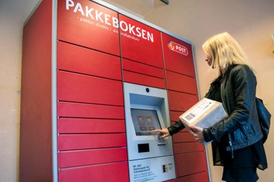 Sådan gør du - fra A til Z når du skal sende en pakke med Online Pakkeporto. Nanna taster på skærmen, at hun vil sende en pakke. Oktober 2013.