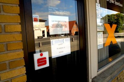 Den Jyske Sparekasse i Bording har før været lukket kortvarigt - på grund af røveri. Nu lukker den permanent. ?FOto: Arkiv