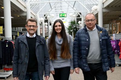 Paula Raminez flankeret af Helge Sander og direktør Bo Jensen, efter en god frokost Café Magnus, som sidstnævnte bød på i Strøgcenter. ?Foto: Laila Kempel