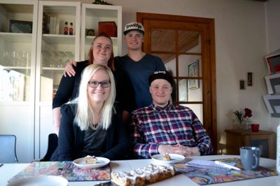 Bagest Camilla og Steffan sammen med deres søskende - forrest Sebina og Thomas. Drengene er tvillinger, men alle fire søskende har samme fødselsdag - den 17. marts. ?foto Laila Kempel