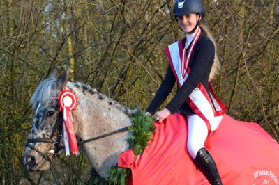 Emilie Mosegaard Christiansen og ponyen »Tubber« vandt i weekenden det danske mesterskab i ridebanespring for ponyer ? Foto MCFoto by Ditte Mosegaard Christiansen