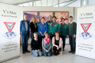Julemærket giver stadig en del penge. Her ses modtagerne fra 2014-mærket. Fra venstre er det Svend Erik Falkesgaard fra Y’s Men-clubben. Siddende Hanne Hebsgaard (Home Start), Louise Gottenborg (Ikast KFUM og K) og Dagny Kloster (børneafdelingen). Bagest følger fra venstre Anne Dolmer (Uhre Friskole), Heidi Larsen og Winnie Larsen (FDF Bording Tambourkorps), en repræsentant fra KFUM spejderne Engesvang, Lasse Rasmussen (KFUM-spejderne Ikast), Annette K. Larsen (KFUM spejderne Engesvang) og til højre Peter Jørgensen, Højderyggens Y’s Mens Club. ?Foto: Henrik Ole Jensen