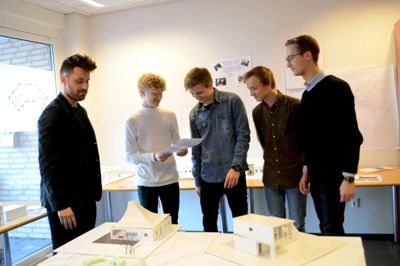Morten Kallesøe var begejstret for enkeltheden - der kan tisses i sneen.
På billedet ses også de fire drengeMagnus Jakobsen, Mads Christian Kirkegaard, Joachim Vestergaard og Mads Oxlund Petersen ?foto laila kempel