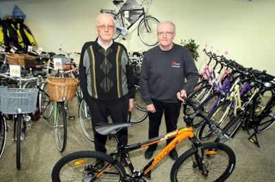 Anton Vorret og sønnen Lindy foreviget, da cykelforretningen havde 50-årsjubilæum. Anton Vorret fik 35 år med forretningen. Lindy Vorret var ejer af forretningen i 22 år. ?Foto: Flemming Hansen
