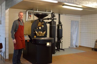 Brian Sigtenbjerggaard ved hjertet i forretningen - en splinterny kafferister af tysk fabrikat. ?Foto: Flemming Thulstrup