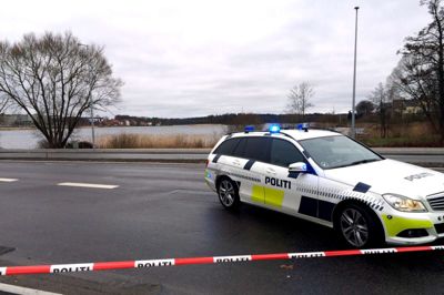 Politi og hjemmeværnet afspærrede Vibrogbroen lørdag formiddag mens efterforskingen stod på. Foto: Søren Nielsen