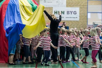 De helt små gymnaster i tumlingene var de første som gav opvisning i Engesvang Hallen. ?Foto: Martin Ballund