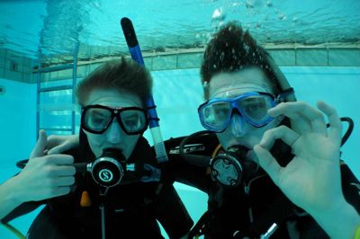 Under prøvedykningen på efterskolen kan man få en smagsprøve på, hvad det vil sige at dykke. ?Foto: Ocean Adventures