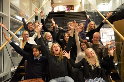 Glade sangere klar til semifinalen i Bakkehuset i eftermiddag. De to piger i midterste række til venstre er Sine og Maria Ringblom, Daniel Tobijanski og Morten Bunk ses bagest i midten, og Matilde Zeuner er bagest tilhøjre. Foto: Steen Hebsgaard