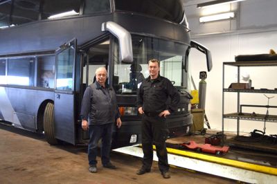 Far og søn - John og Renè Kristensen - foran en bus, der er ved at blive ombygget, så den kan fragte gocarts. ?Foto: Flemming Thulstrup