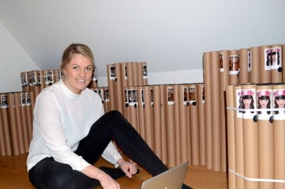 Tenna Kramers plakater står pakket i rør klar til at blive sendt ud til butikkerne. De fylder stort set et helt værelse i hjemmet i Ikast. ? foto Laila kempel