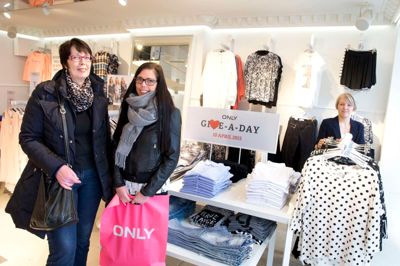Anne Marie Nielsen og Jeanette Nielsen - mor og datter - bidrog fredag som kunder til »Give-A-Day« hos Only i Bredgade I baggrunden butikschef Maria Lang. ?Foto: Tom Laursen