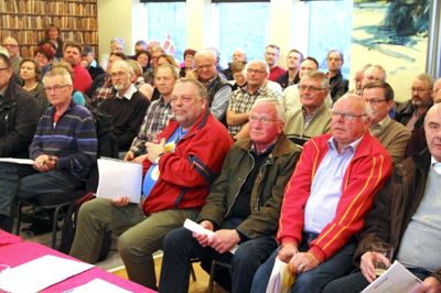 140 mennesker deltog i aftes i generalforsamlingen i Bøllingsø Bryghus. Den formelle del var overstået på en halv times tid, og så var der tid til mere afslappet samvær. ?Foto: Rasmus Viuff