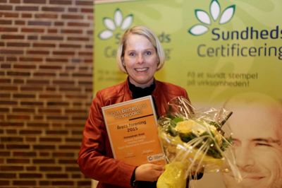 En glad formand, Dorte Emborg Mejer med beviset på hæderen til firmaidrætten i Ikast. ?PR-foto
