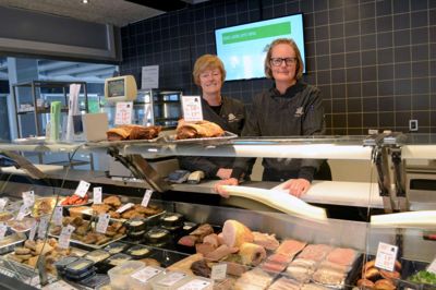 Berit Tolstrup og Lene Hammer Larsen nyder deres nye fælles butik. Læg mærke til skærmen på bagvæggen, der også er en del af nyindretningen i Østerport. ?foto Laila kempel