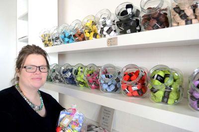 Det er som at komme i en slikbutik, siger Gitte Winkler Knudsen om sin nye garnbutik på hjørnet af Strøget og Mindegade i Ikast. ? foto Laila Kempel