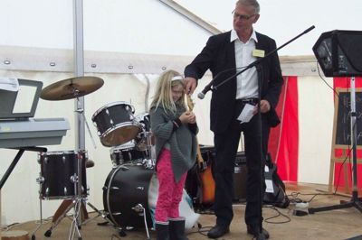 Gludsted Friskole kunne sidste år fejre 10 års fødselsdag. Her er det Uffe Henneberg på scenen sammen med en af eleverne. ?Foto: Flemming Thulstrup