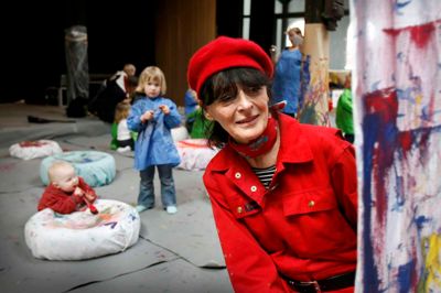 Anne Marie Holm stod i spidsen for aktiviteterne, da Uhrskoven torsdag vandt en kunstdag. ?Foto: Tom Laursen