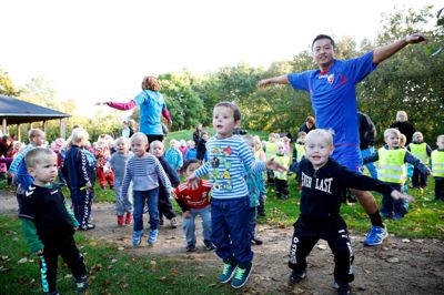 Pladsen kan i nogle børnehaver være meget trang op til skolestarten. Men heldgivis er det den gode årstid, hvor uderummet kan udnyttes? foto flemming Hansen