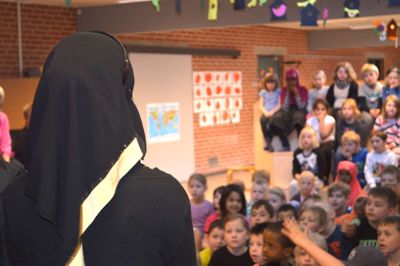 De mindste elever på Nordre Skole i Ikast havde besøg af en håndfuld flygtningen fra Røde Kors Skolen i Jelling. På grund af fare for repressalier bad man om ikke at fotografere ansigterne på de unge flygtninge. ?Foto: Flemming Thulstrup
