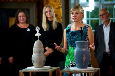 Som den eneste deltager kunne Nina Lund ikke fremvise et færdigt produkt, da leret ikke kunne blive færdigbrændt på de to dage, som var til rådighed. Her forklarer hun på under et minut dommerne sin idé med de to urner til henholdsvis mænd og kvinder.
