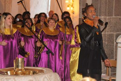 Der var fuld gang i den, da det franske gospelkor besøgte Ejstrup Kirke. ?Privatfoto