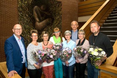 Borgmester Carsten Kissmeyer og kommunaldirektør kunne forleden fejre endnu et hold jubilarer, der her ses på billedet:-Karen Lund Vad, 1. tandklinikassistent ved Tandplejen (25 års jubilæum den 1. marts 2015), Mette Gisselbæk Mogensen, Social- og Sundhedshjælper ved Østervang (25 års jubilæum den 1. marts 2015), Finn Jeppesen Amby, Pædagog ved Nordre SFO (25 års jubilæum den 1. april 2015), Margit Kathrine Andersen, Udviklingskonsulent ved Sundheds- og Omsorgsområdet (25 års jubilæum den 1. april 2015), Marianna Amlund, Skolesekretær ved Bording Skole (25 års jubilæum den 1. maj 2015),
Charlotte Holmgaard, Pædagogmedhjælper ved Daginstitutionen Frisenborg (25 års jubilæum den 1. maj 2015)?foto privat