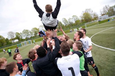 FCM-træner Kenneth Andersen får sig en lufttur af U19-spillerne, der lørdag eftermiddag hentede endnu en DM-guldmedalje til klubben. Foto: Tom Laursen