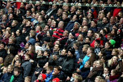 Der vil - selvfølgelig - være tusindvis af ulvefans på lægterne i aften, men politiet forventer også mange FCK-fans. Foto: Henrik Ole Jensen